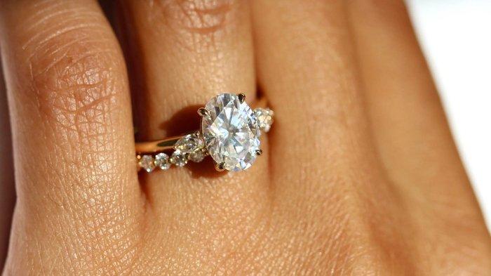 Cincin bisa menjadi kebesaran meskipun awalnya terasa pas. Jika kamu menghadapi masalah ini, ada berbagai cara yang dapat membantu mengatasi cincin kebesaran