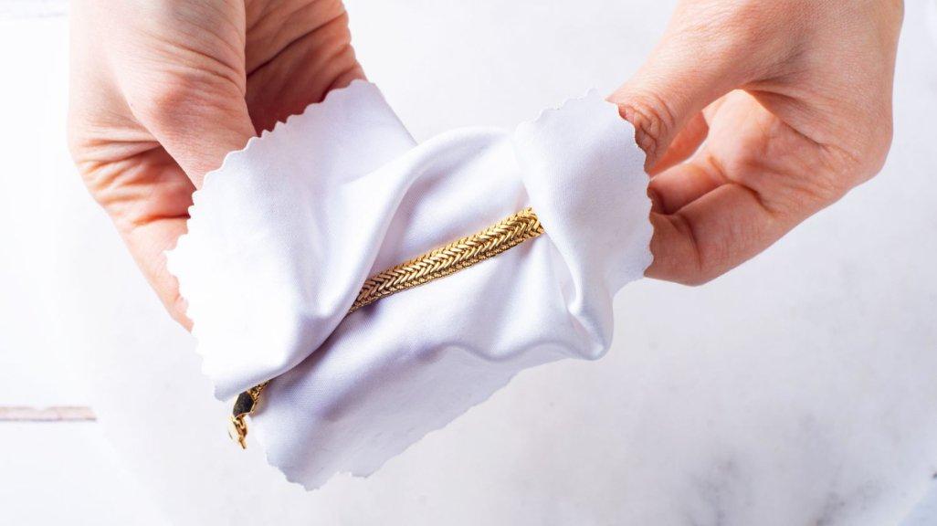 Pakai kain lembut, seperti kain microfiber untuk menyimpan emas dengan cara dibalut atau digulung.