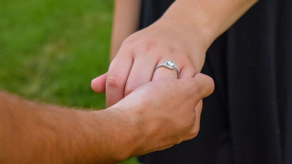 Cincin perak dan emas putih saling memiliki tanda khusus.