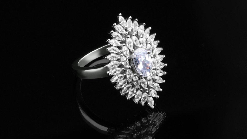 Contoh cincin perak yang bisa dijual kembali.