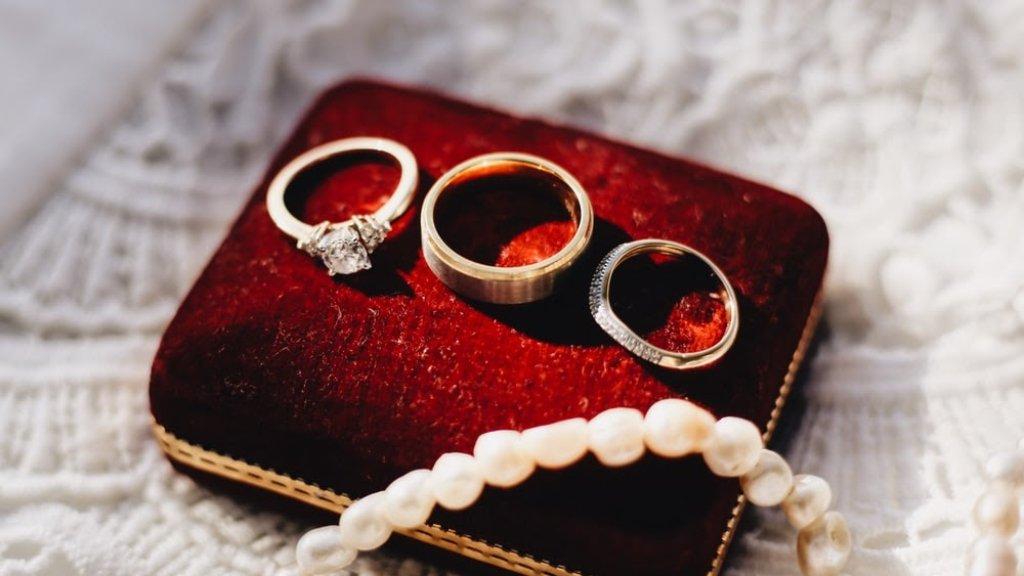 Mengukur cincin yang sudah ada agar sesuai dengan jari jika ingin membeli baru.