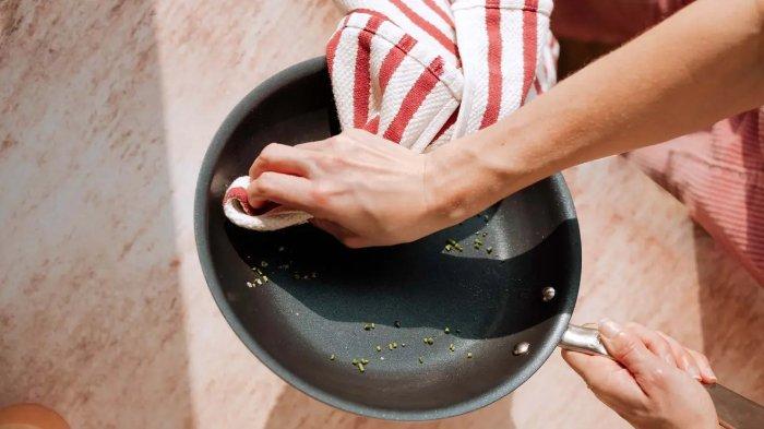 Cuci teflon menggunakan tangan dan jangan gunakan mesin pencuci untuk menghindari terjadinya kerusakan