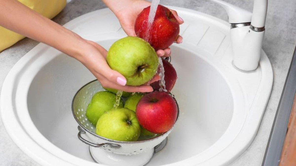 Cuci buah saat akan dikonsumsi, bukan sebelum disimpan ke dalam kulkas karena bisa mempercepat pembusukan.