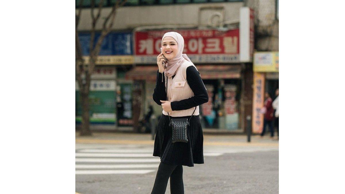 Padu Padan Outfit Cut Meyriska menggunakan Vest Merah Muda dan Rok Hitam.