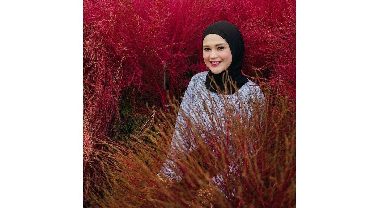 Padu Padan Outfit Cut Meyriska menggunakan Sweater Rajut dan Pashmina Hitam.