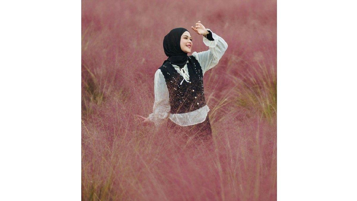 Padu Padan Outfit Cut Meyriska menggunakan Blouse Putih dengan Vest Rajut Hitam.