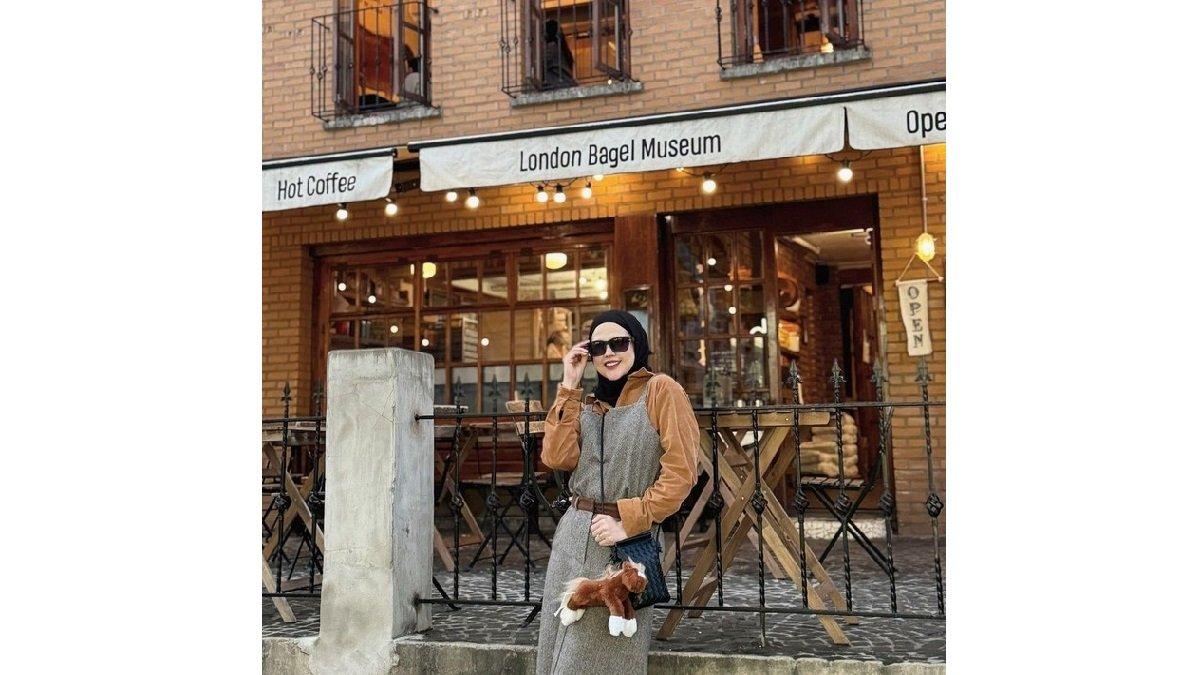 Padu Padan Outfit Cut Meyriska Tampil Kasual dan Formal dengan Outer Dress Cokelat.