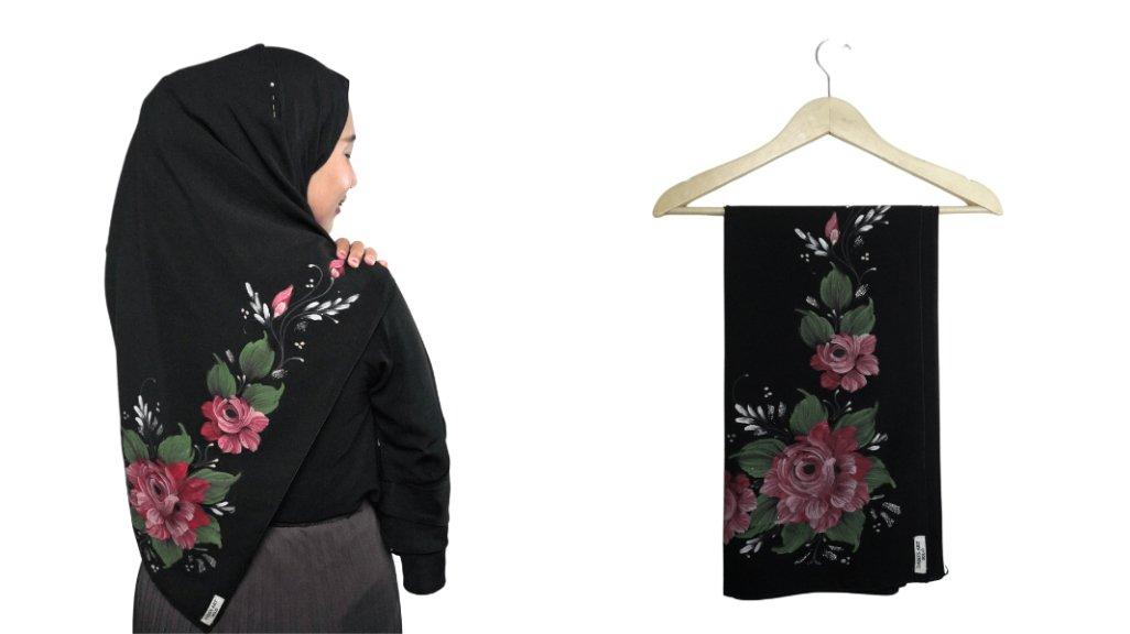 Karya seni berupa jilbab lukis yang dibuat oleh Dewi Lestari, sosok di balik Dani's Art.