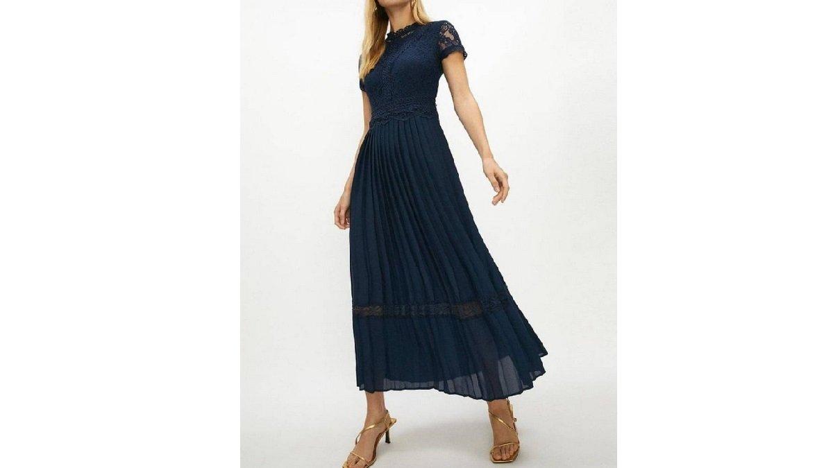 Inspirasi Tema Warna dan Outfit Baju Natal 2024 Dress Almost Navy.