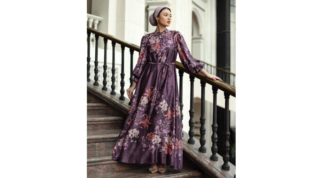 Dress Dark Purple dengan Pattern Floral Pink dan Merah.