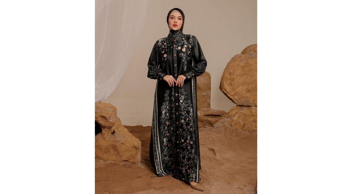 Dress Hitam dengan Taburan Floral Warna-Warni.