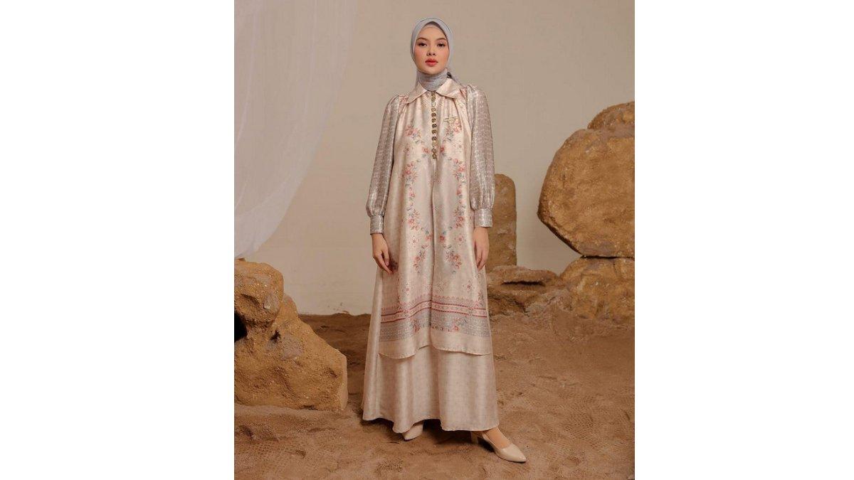 Dress Light Brown dengan Nuansa Dusty Grey.