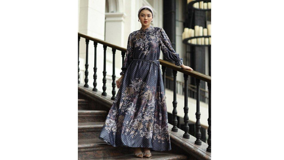 Dress Navy dengan Pattern Floral Earth Tone.