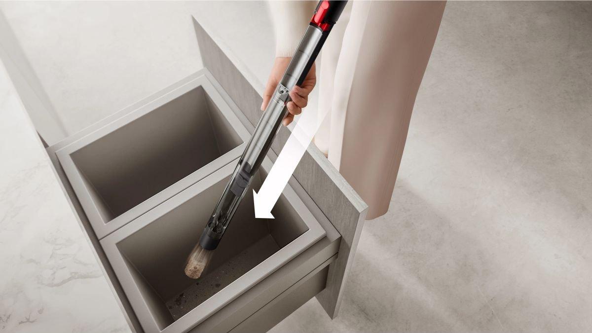 Ilustrasi membuang debu dan kotoran yang terhirup ke kotak penampungan Dyson PencilVac