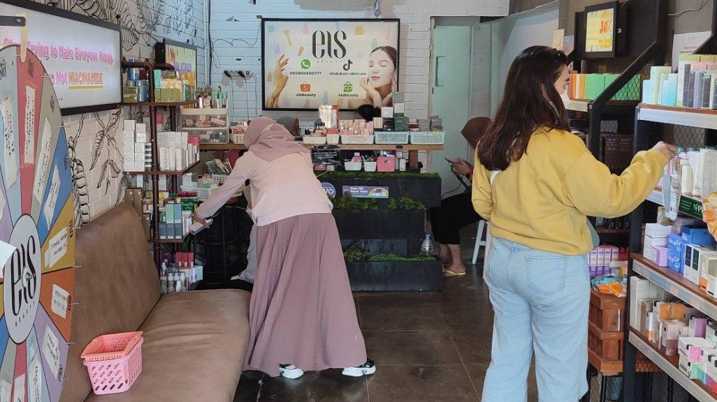 Els Beauty lokasinya dekat dengan Universitas Gajah Mada (UGM) dan punya koleksi berbagai brand kosmetik seluruh Indonesia.