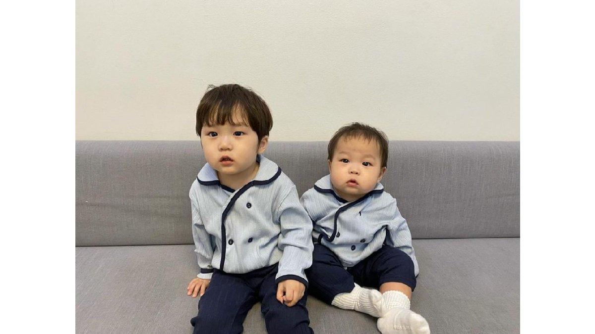 Padu padan oufit adik kakak ala Eunwoo dan Jungwoo menggunakan One Set Atasan Blazer dan Celana Kaus.