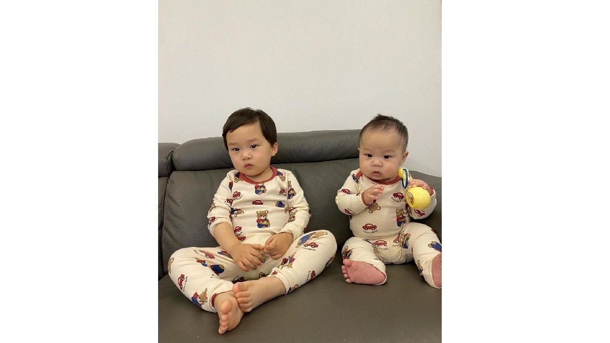 Padu padan oufit adik kakak ala Eunwoo dan Jungwoo menggunakan Piyama Motif Mobil dan Tedy Bear.