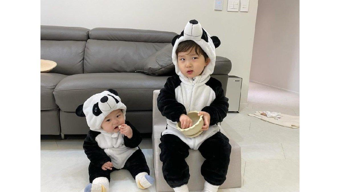 Padu padan oufit adik kakak ala Eunwoo dan Jungwoo menggunakan One Set Baju Hangat dengan Hood Kepala Panda.