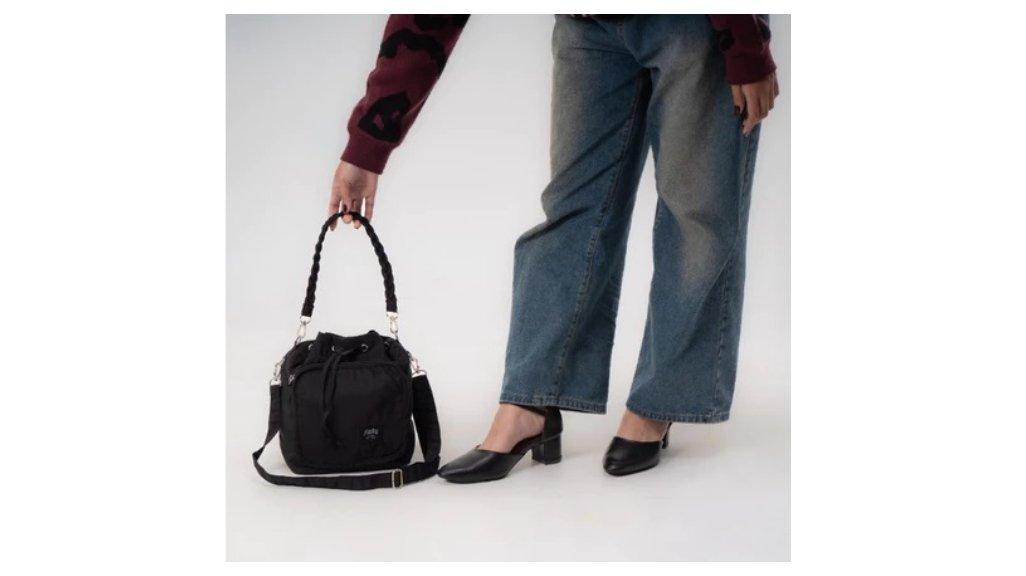 Flashy Tas Selempang Wanita - Chiesa Three Hitam