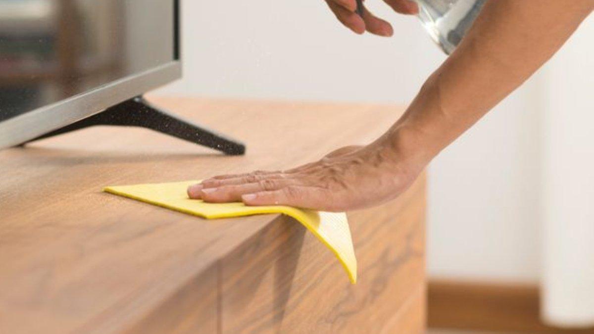 Ilustrasi merawat furnitur kayu.