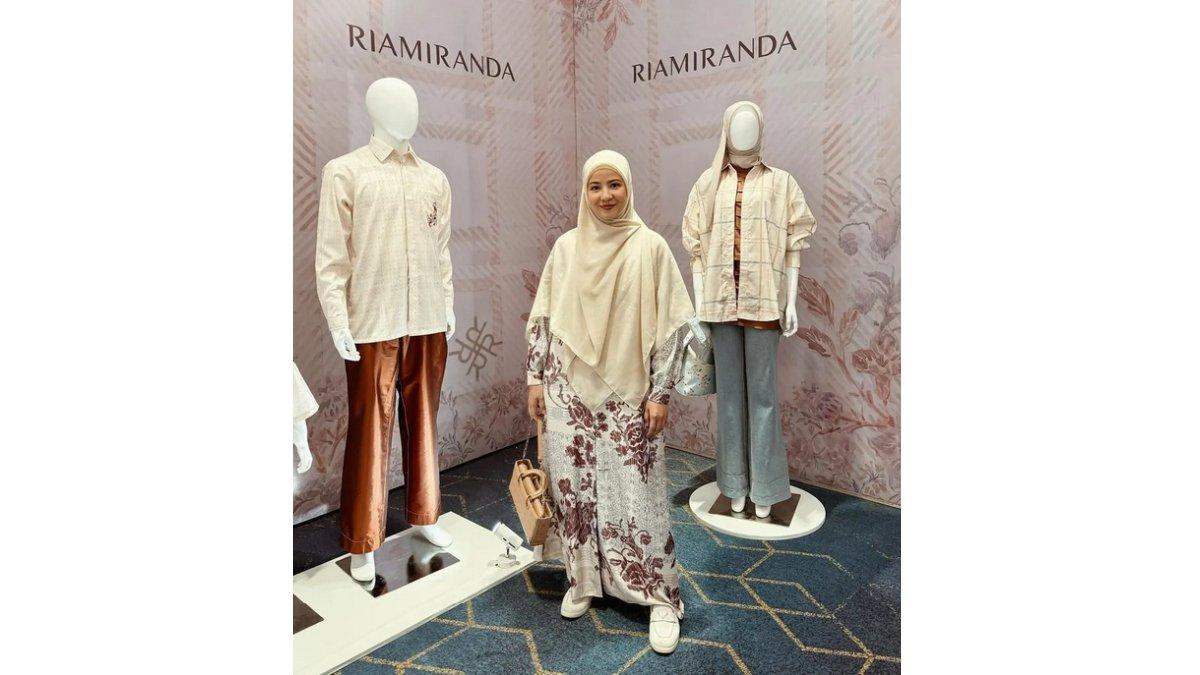 Inspirasi Padu Padan Gamis dan Hijab ala Natasha Rizky, Gamis Motif dan Sepatu Sneakers Putih.