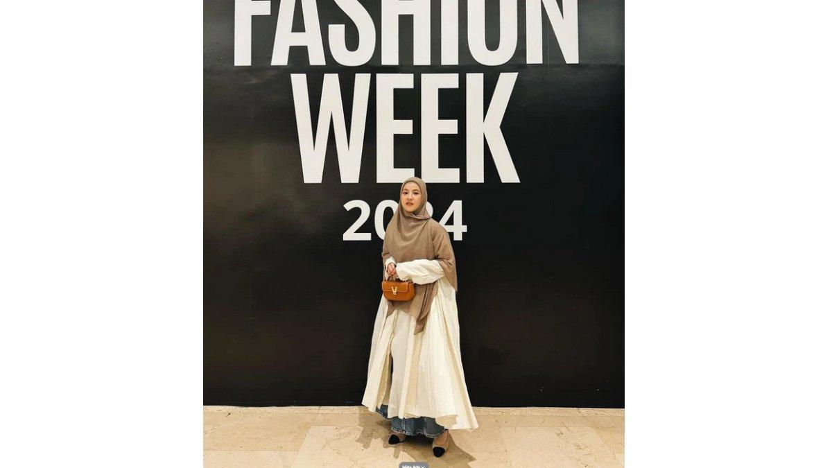 Inspirasi Padu Padan Gamis dan Hijab ala Natasha Rizky, Gamis dan Rok Jeans.