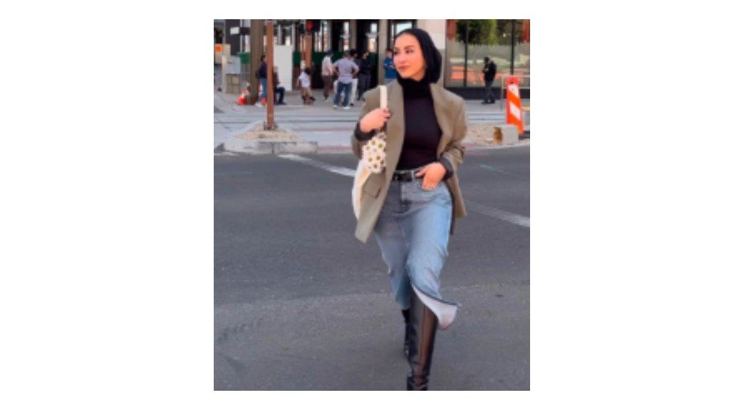 Gaya Layering Saat Cuaca Dingin: Rok Jeans + Sweater + Boots