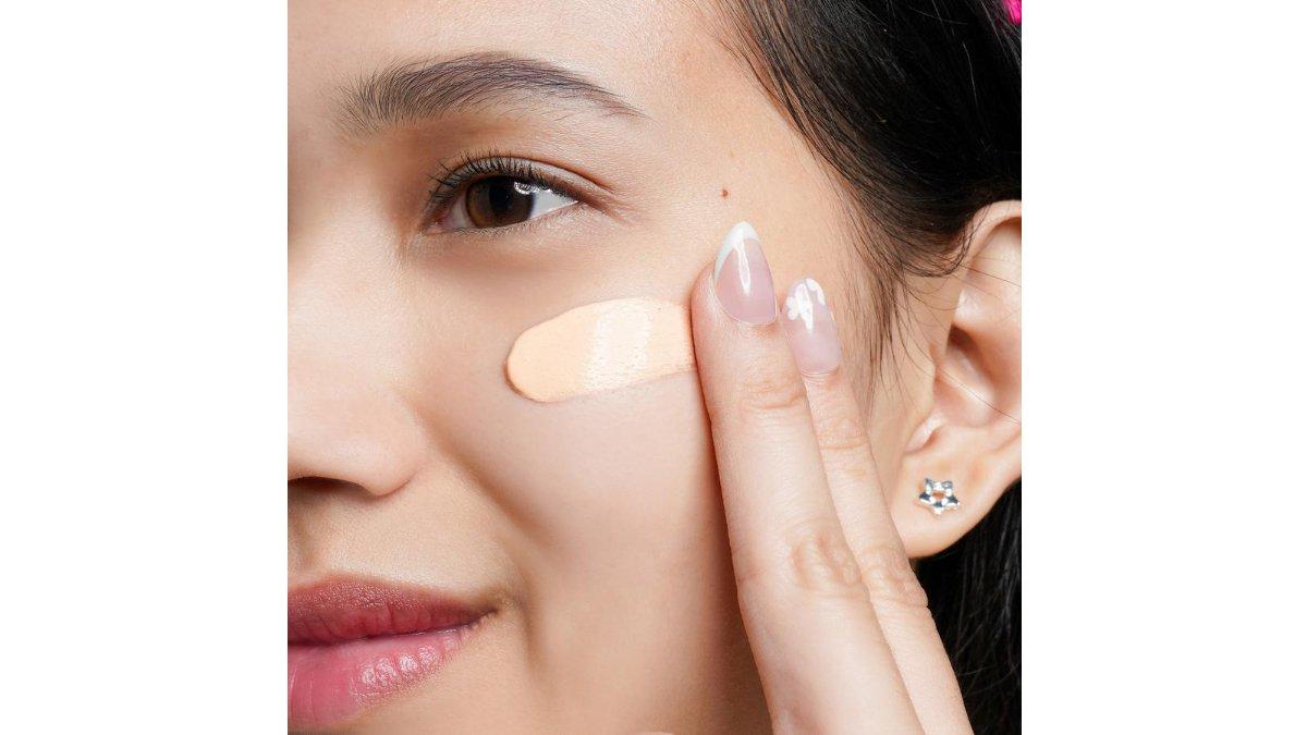 Glowsophy Bearberry Tinted Sunscreen SPF 40 PA+++