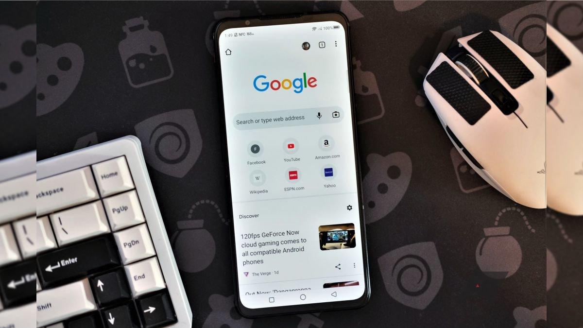 Ilustrasi HP dipakai membuka Google Chrome