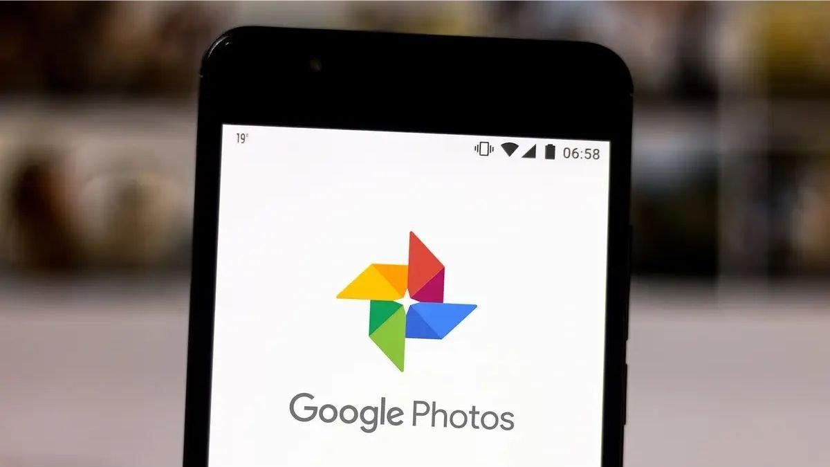 Ilustrasi membuka Google Photos di HP untuk melakukan pengelolaan foto dan video