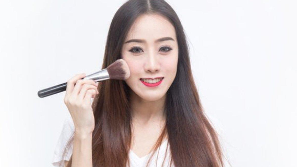 Ilustrasi menggunakan cream blush secukupnya.
