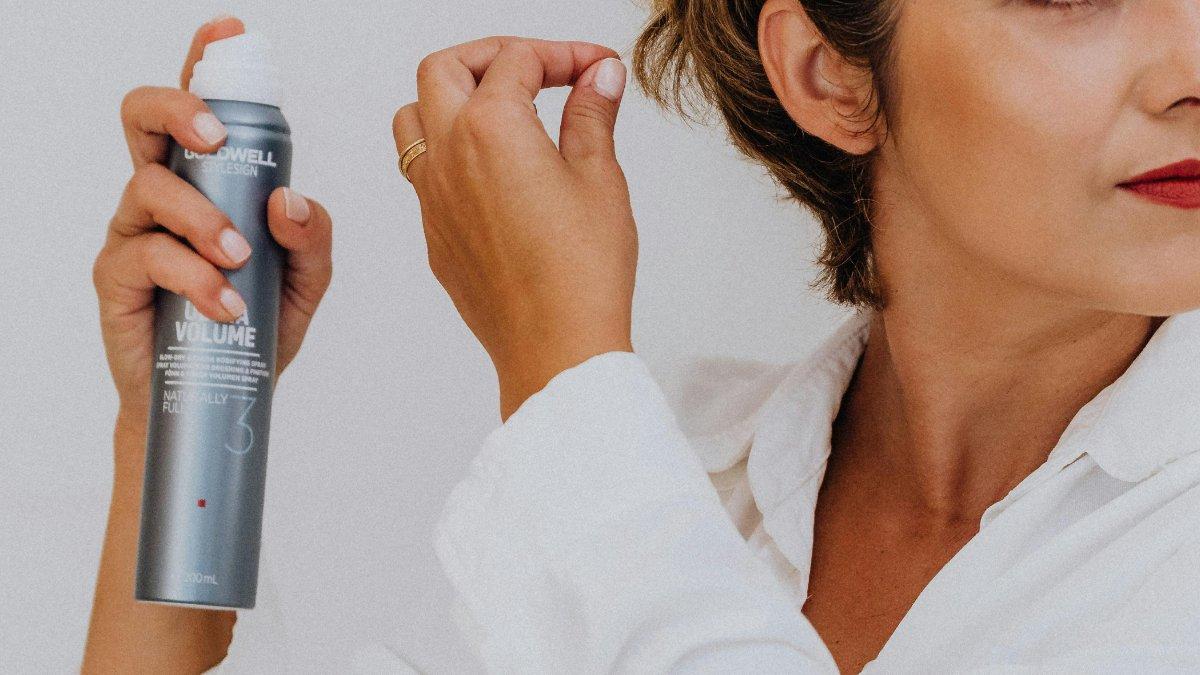 Gunakan hairspray untuk membersihan noda spidol permanen pada pakaian