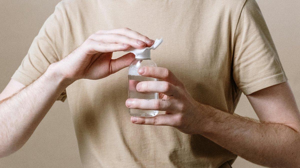 Ilustrasi make up remover yang bisa dimanfaatkan untuk membersihkan noda spidol permanen pada pakaian