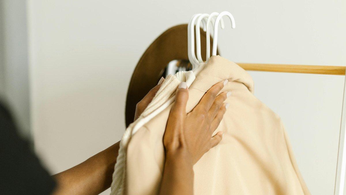 Ilustrasi Tidak Memperhatikan Bahan Pakaian Outfit yang akan Dikenakan.