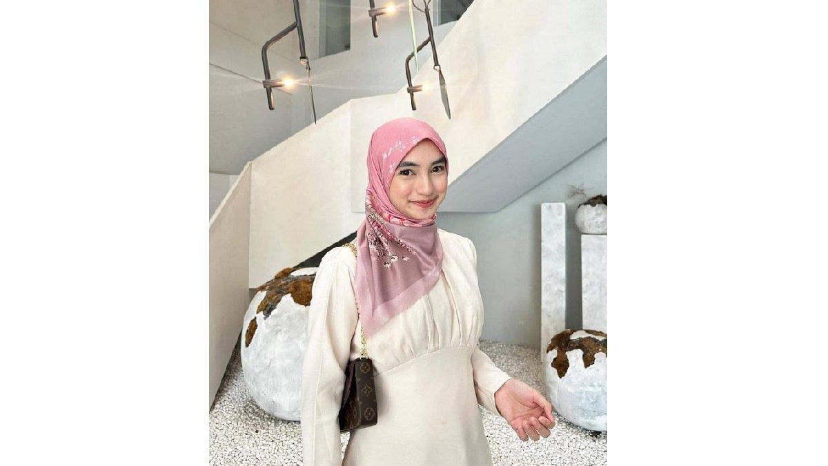 Ide Styling Hijab yang Elegan dan Sederhana dengan Hijab Bermotif.