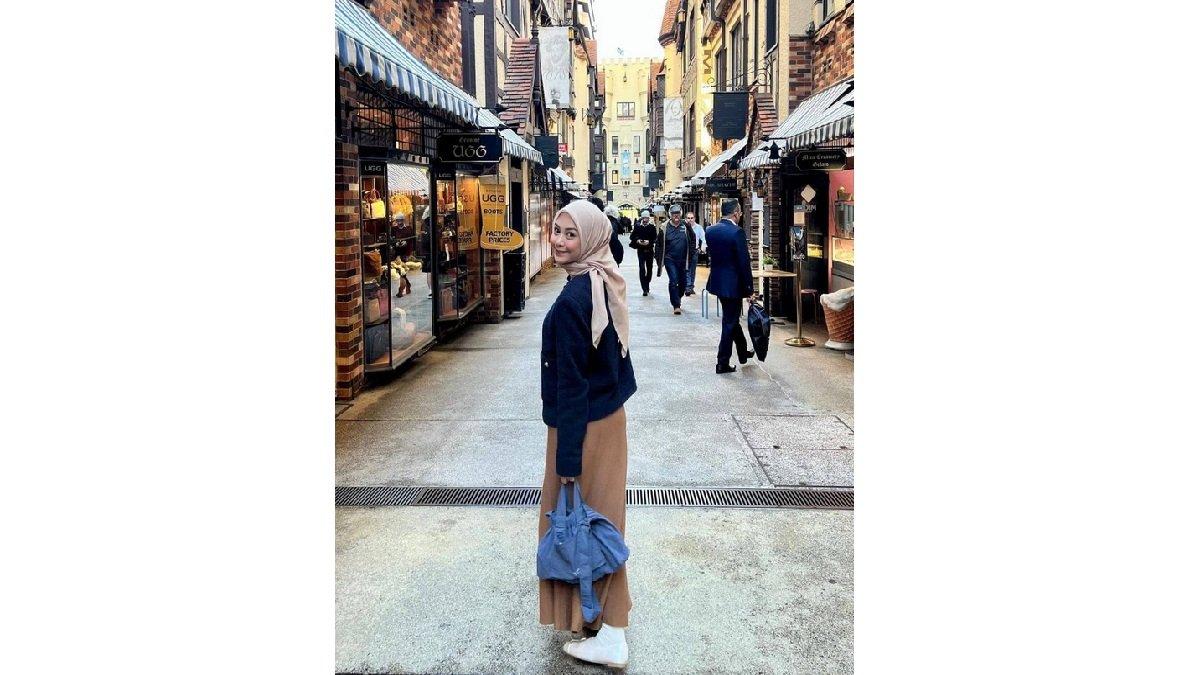 de Styling Hijab yang Elegan dan Sederhana dengan Hijab Segi Empat.