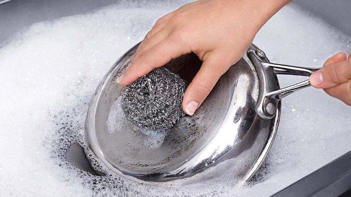 Hindari penggunaan spons alumiun untuk membersihkan teflon karena dapat merusak lapisan anti lengketnya