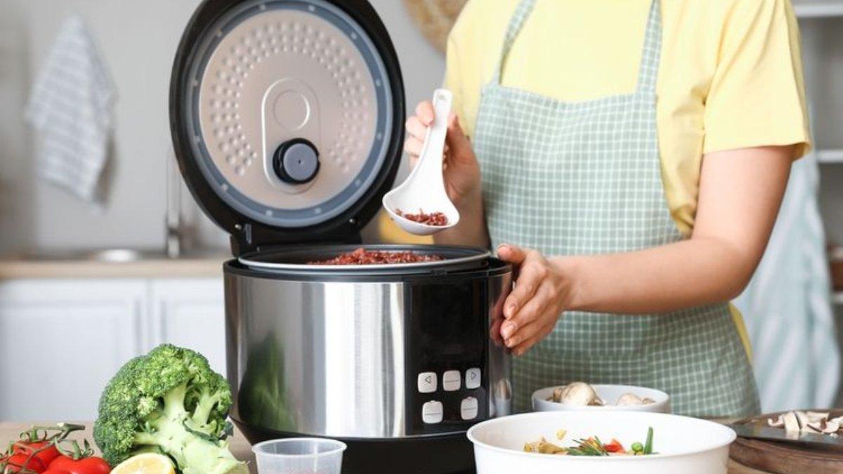 Ilustrasi penggunaan rice cooker untuk menanak nasi dengan hasil pulen.