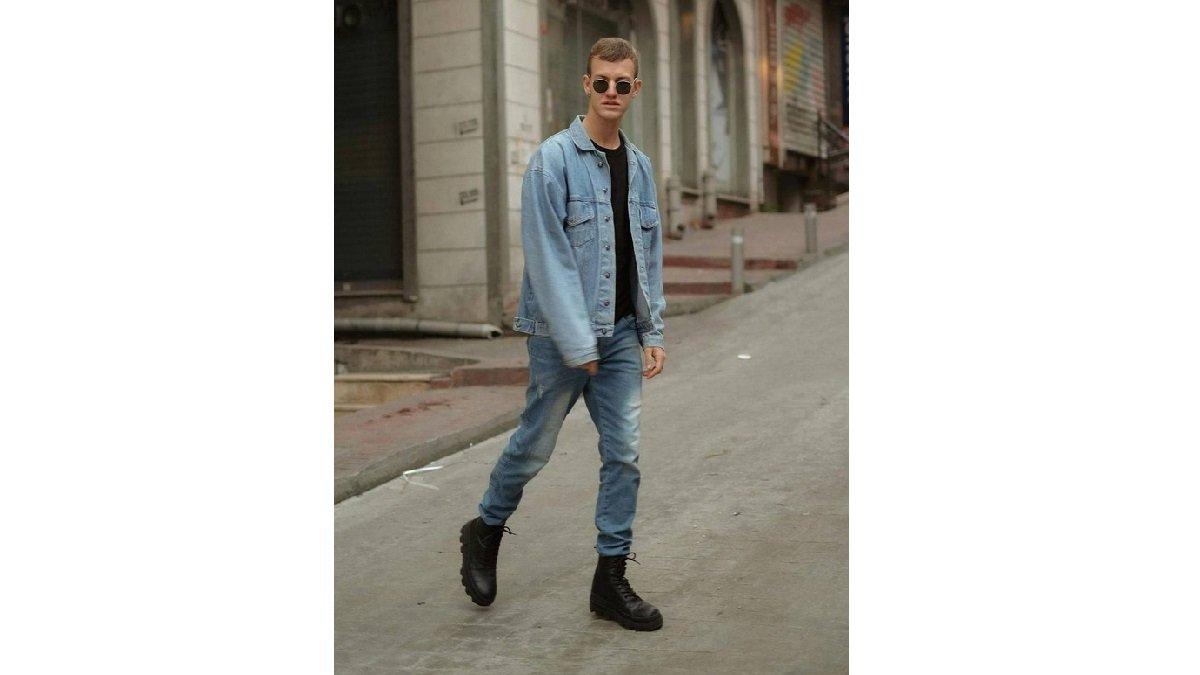 Ide Outfit Sepatu Boots, Kaus Hitam, Jaket Denim, dan Celana Jeans.