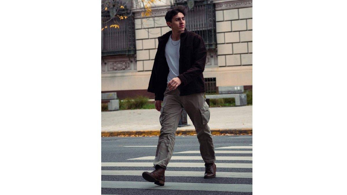 Ide Outfit Sepatu Boots, Kaus Putih, Full Zip Jaket, dan Celana Kargo.