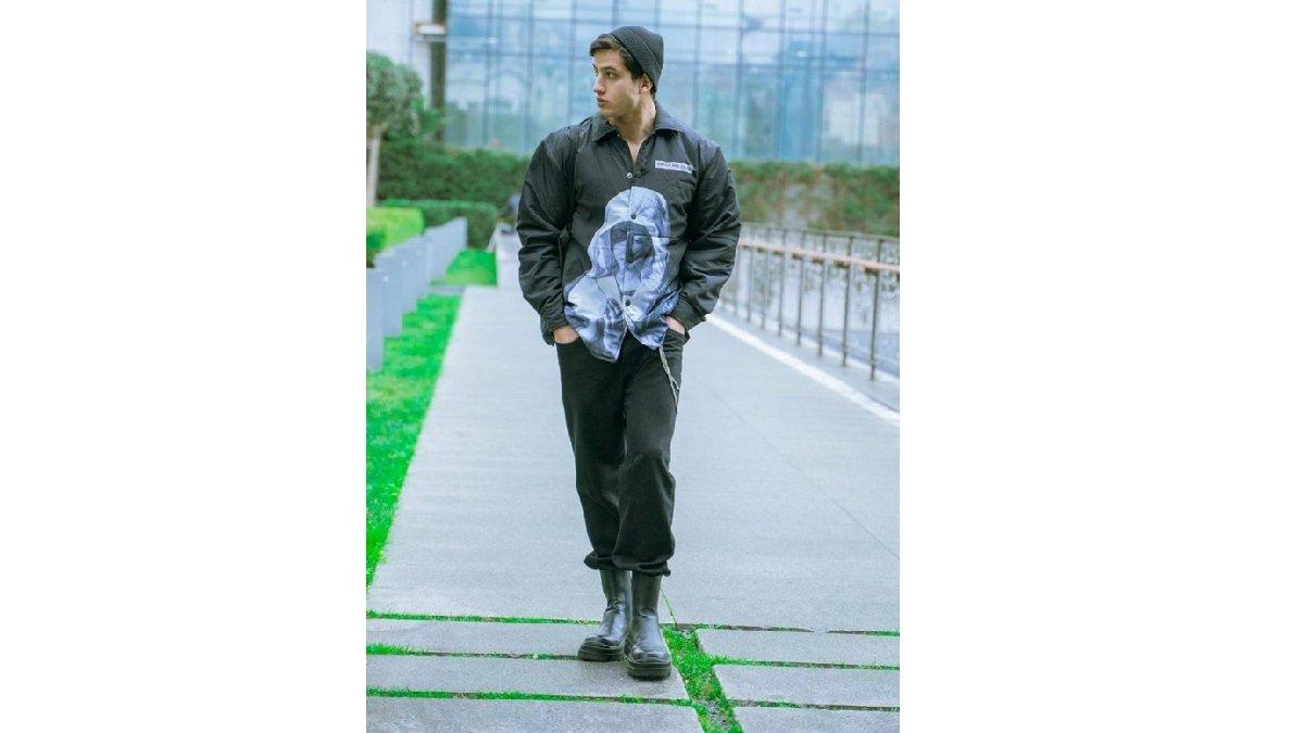 Ide Outfit Sepatu Boots, Printed Kemeja, Celana Jeans, dan Beanie Hat.