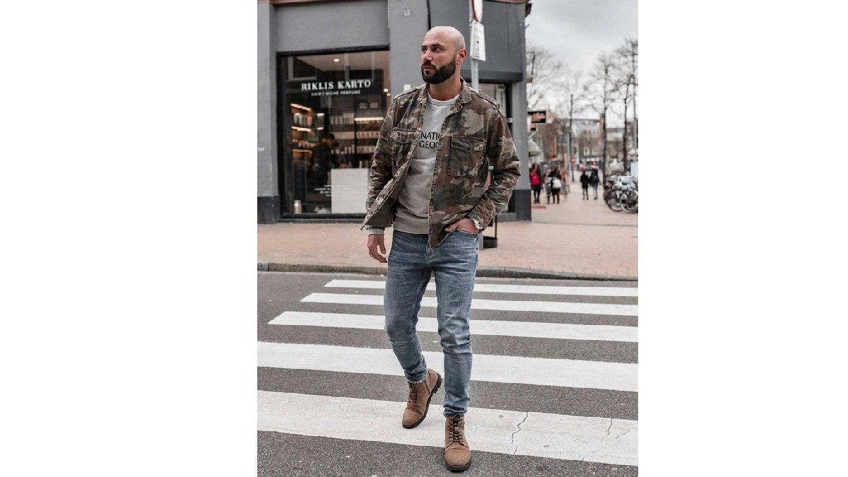 Ide Outfit Sepatu Boots, Skinny Jeans, Sweatshirt, dan Kemeja Trucker.