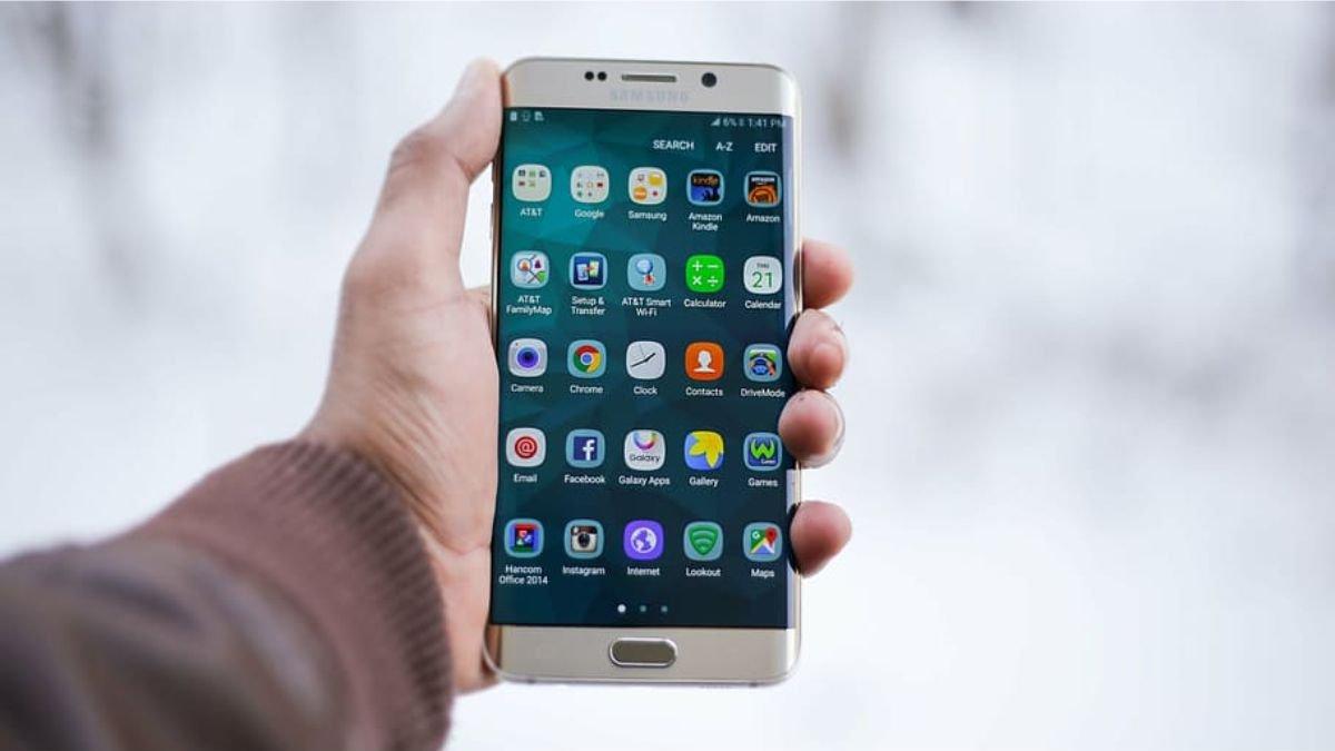 Ilustrasi HP Android SAMSUNG dengan sejumlah aplikasi yang terpasang pada perangkat