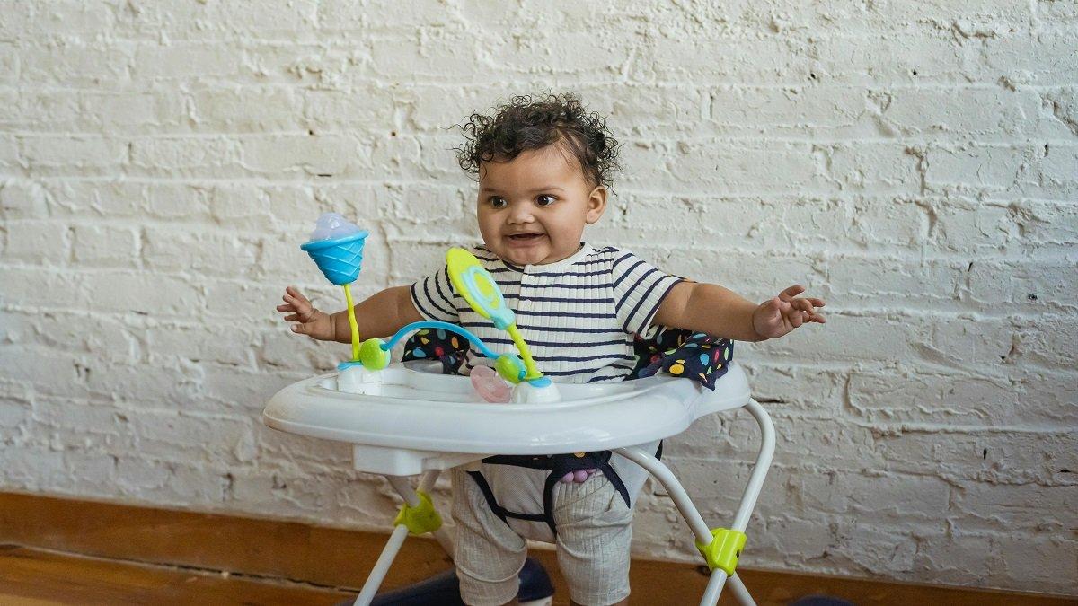 Menghindari Penggunaan Baby Walker merupakan cara mendukung perkembangan motorik si kecil agar lancar merangkak.