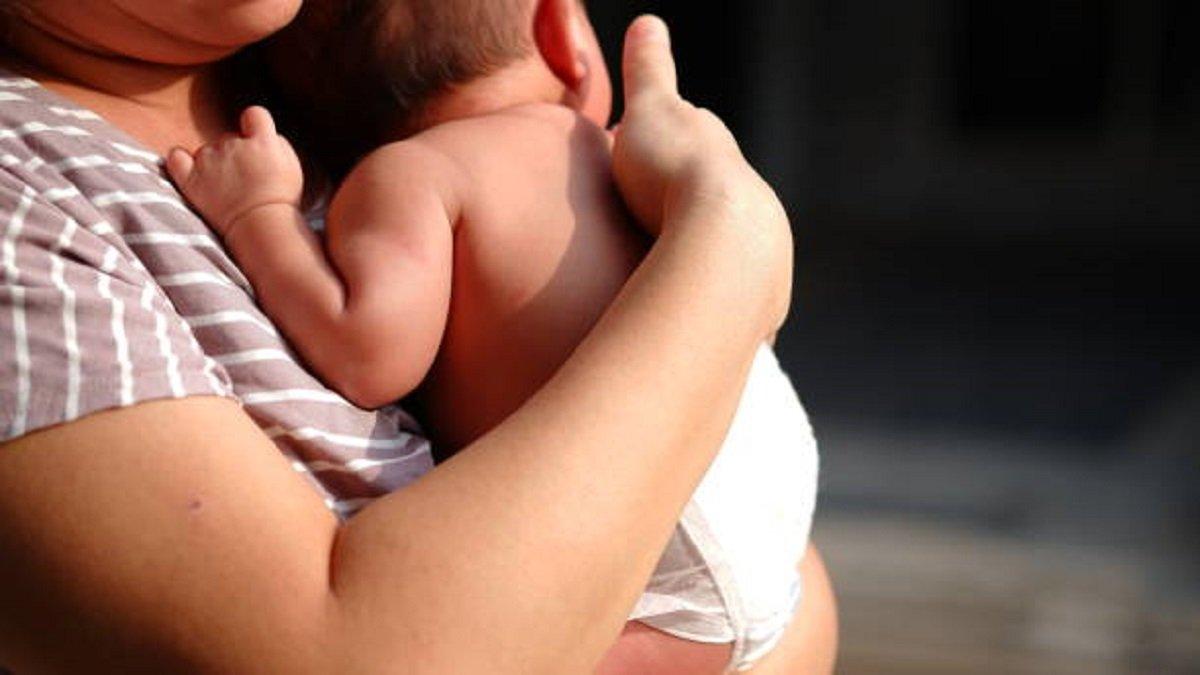 Manfaat Menjemur Bayi yakni Dapat Memperkuat Daya Tahan Tubuh.