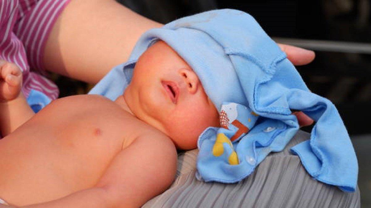 Manfaat Menjemur Bayi yakni Dapat Meningkatkan Produksi Serotonin.