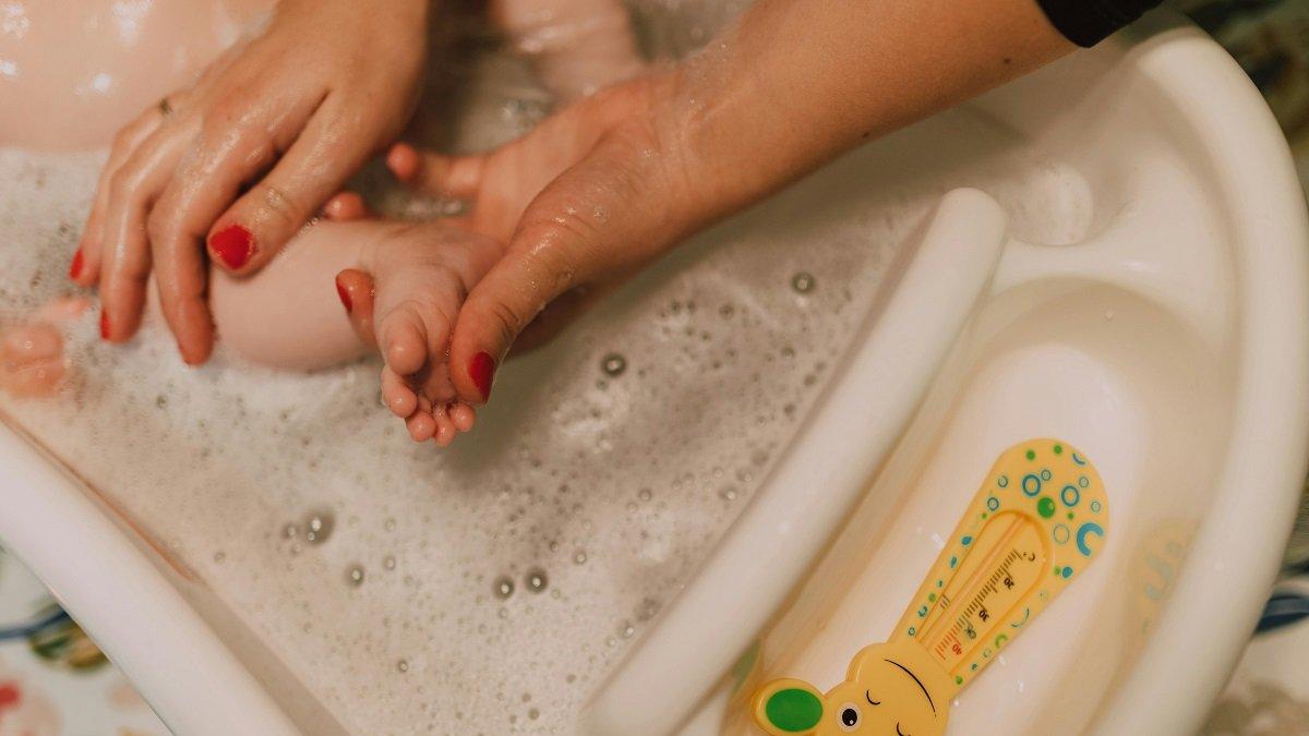 Ilustrasi Si Kecil Mandi dengan Bahan Sabun Mandi Bayi yang Aman.