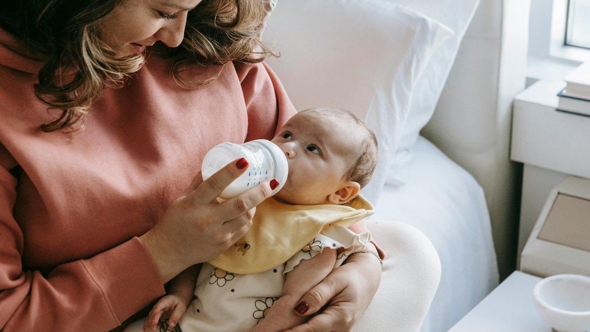 Ilustrasi Bayi Minum Pakai Botol Dot
