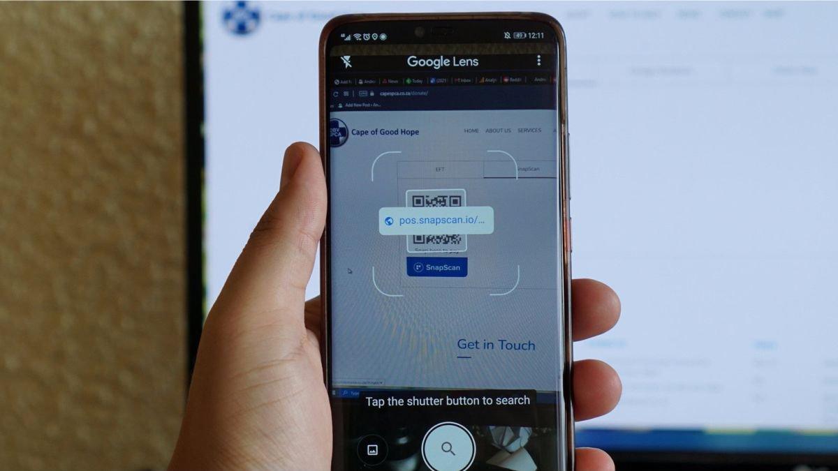 Ilustrasi Google Lens dipakai memindai QR Code