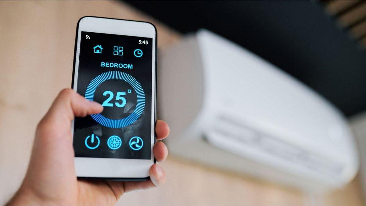 Ilustrasi HP dengan sensor infrared atau fitur IR blaster dipakai untuk remote AC